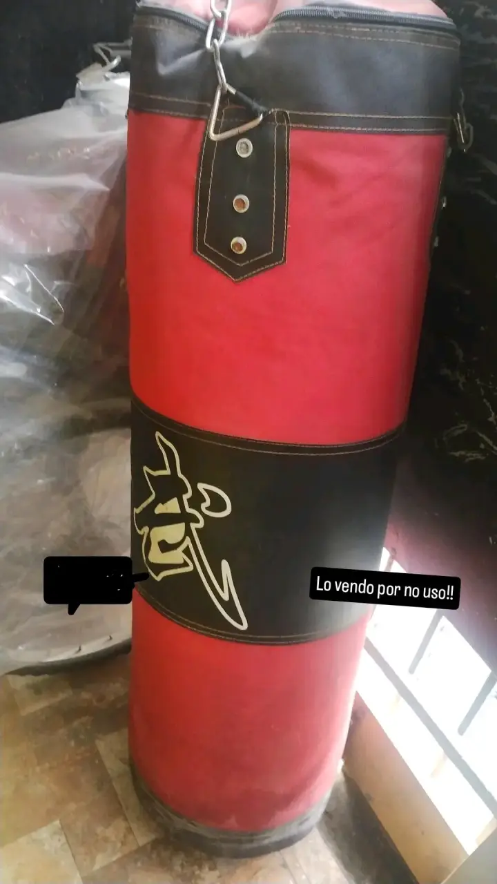 Saco de boxeo rojo con cadena