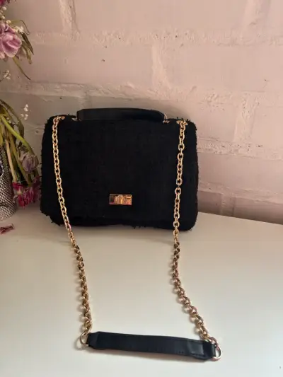 Cartera negra con cadena dorada elegante - miniatura 1