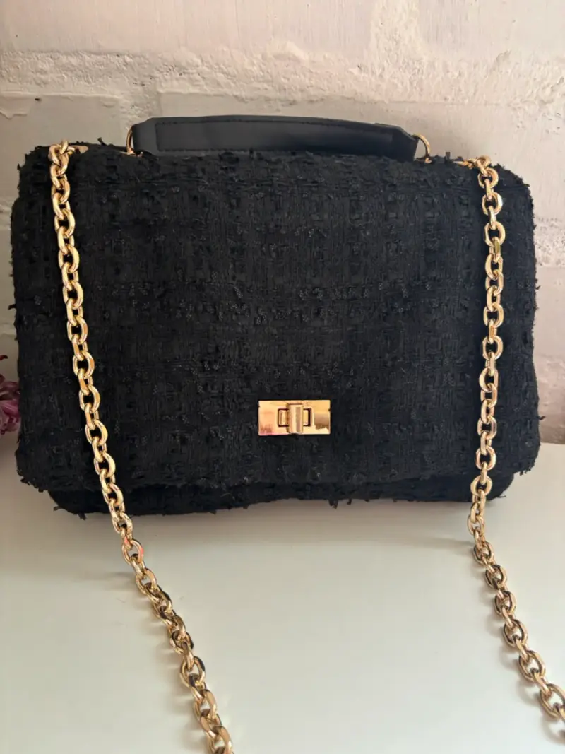 Cartera negra con cadena dorada elegante - 2