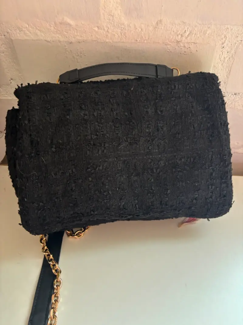 Cartera negra con cadena dorada elegante - 3