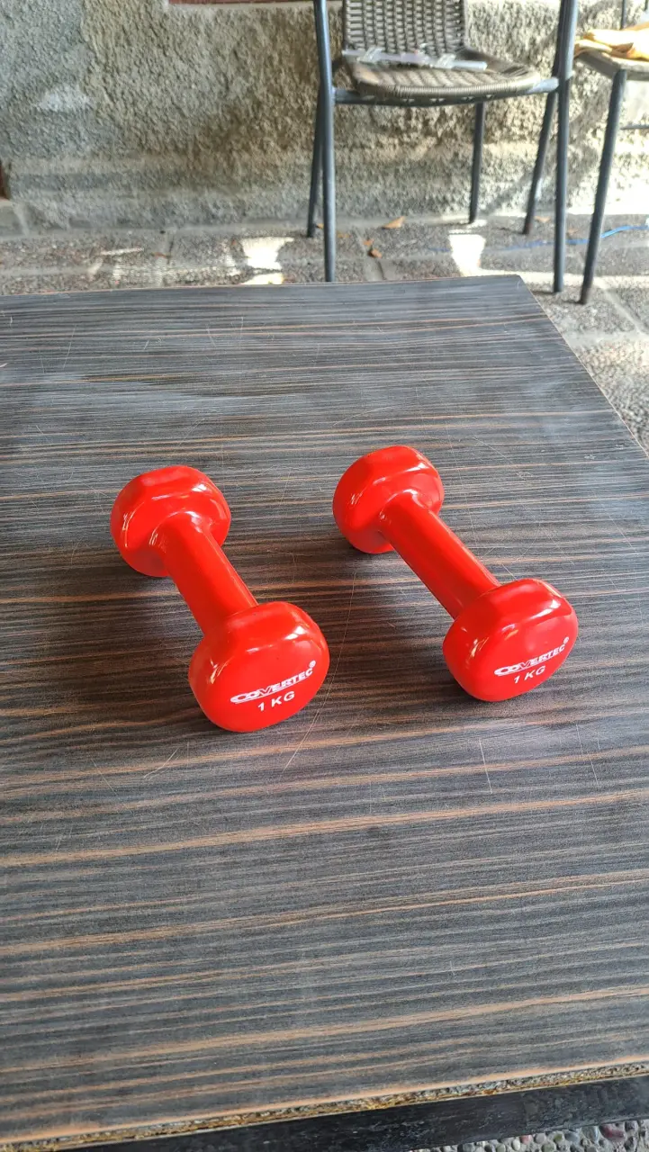 Mancuernas rojas de 1 kg marca Covertex