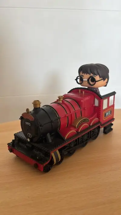 Figura Funko Pop Hogwarts Express con personaje - miniatura 2