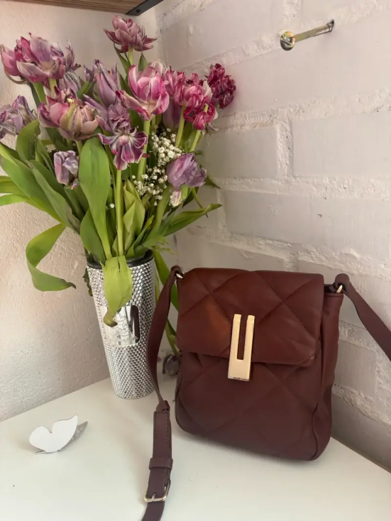 Cartera de cuero Vince Camuto con diseño acolchado - 1