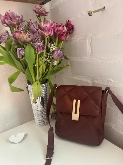 Cartera de cuero Vince Camuto con diseño acolchado - miniatura 1