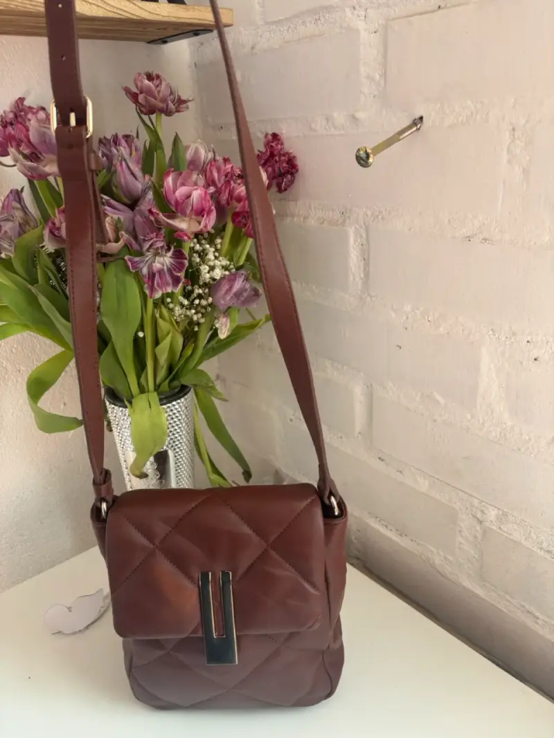 Cartera de cuero Vince Camuto con diseño acolchado - 2