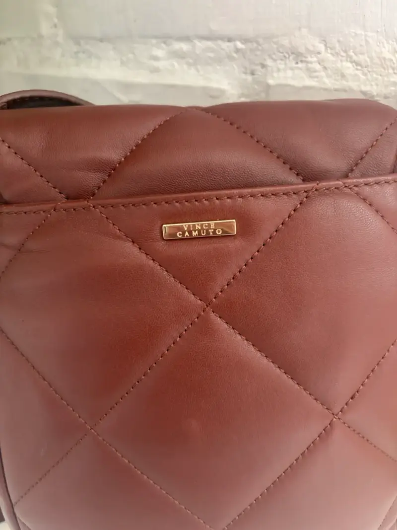 Cartera de cuero Vince Camuto con diseño acolchado - 3