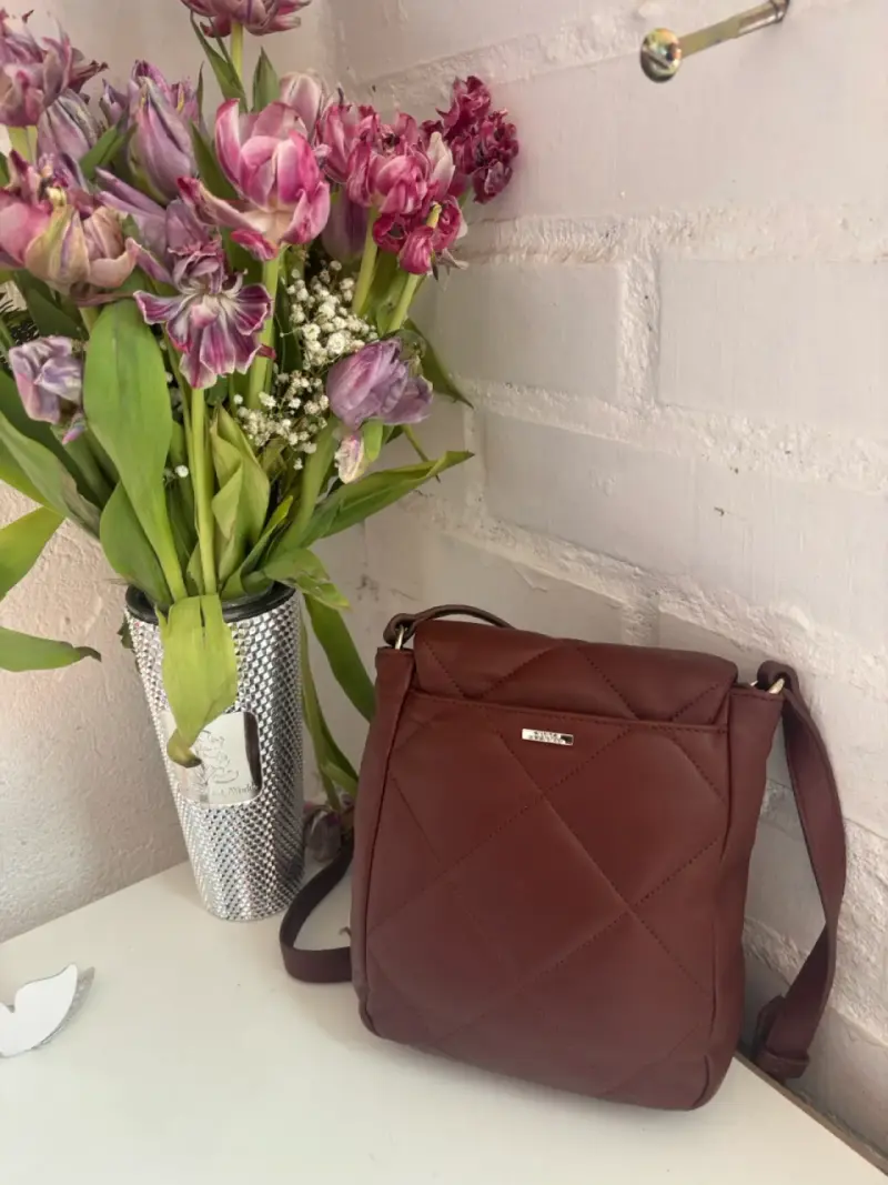 Cartera de cuero Vince Camuto con diseño acolchado - 4