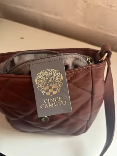 Cartera de cuero Vince Camuto con diseño acolchado - miniatura 5