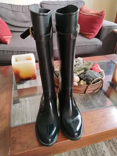Botas de lluvia negras con hebilla - miniatura 2