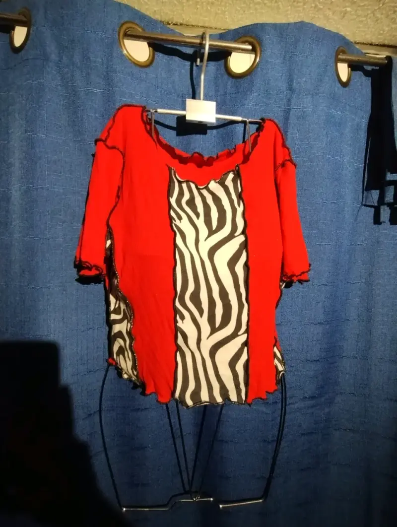 Polera roja con estampado de cebra