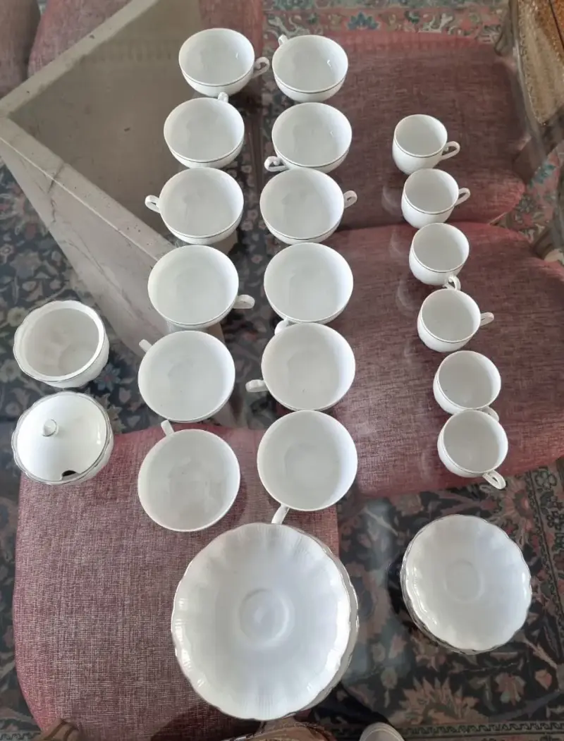 Juego de tazas de porcelana blanca elegante - 2