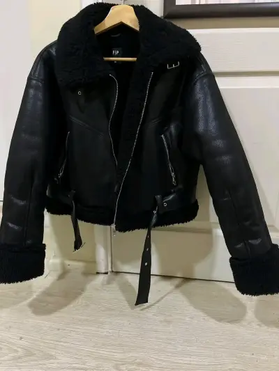 Chaqueta de cuero negra con forro de lana - miniatura 2