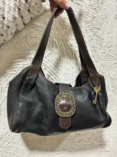 Bolso de cuero Fossil con hebilla decorativa - miniatura 1
