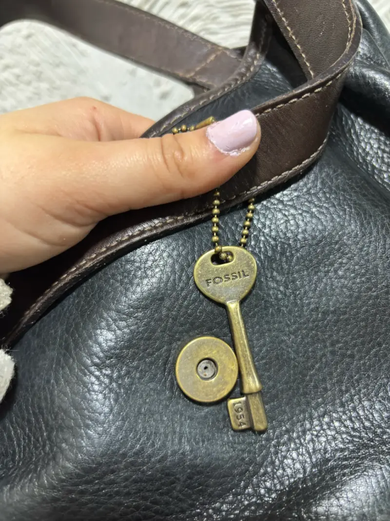 Bolso de cuero Fossil con hebilla decorativa - 4