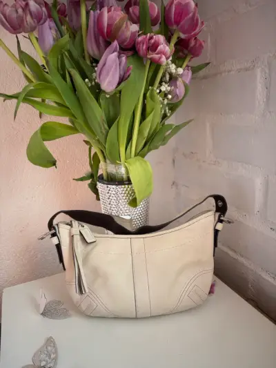 Cartera de cuero Coach con detalles elegantes - miniatura 1