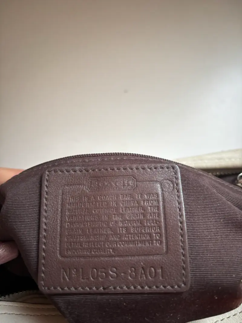 Cartera de cuero Coach con detalles elegantes - 3