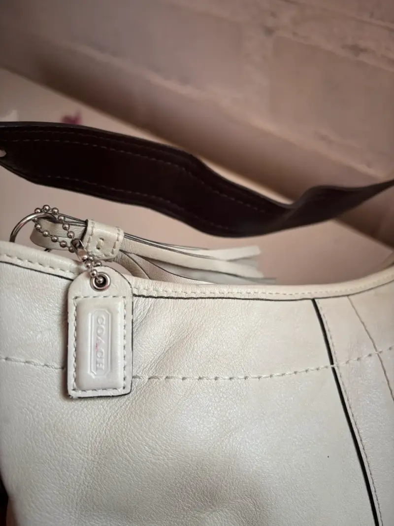 Cartera de cuero Coach con detalles elegantes - 5