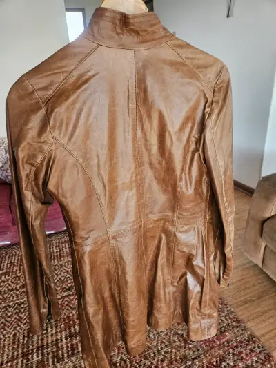 Abrigo de cuero marrón para mujer - miniatura 2