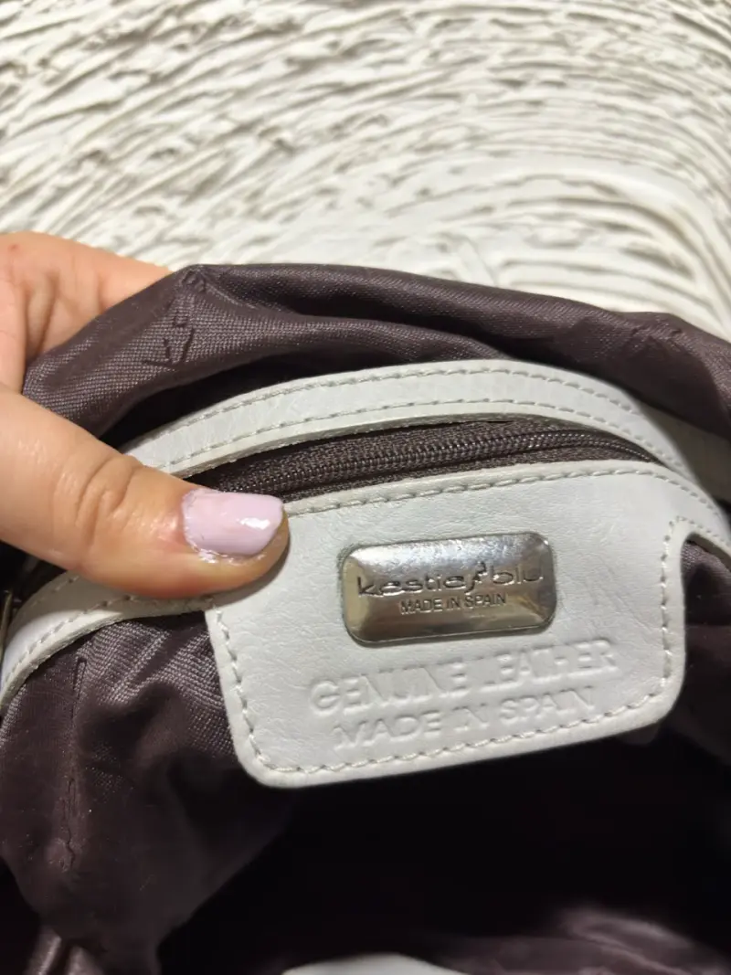 Bolso de cuero gris con cierre frontal - 4