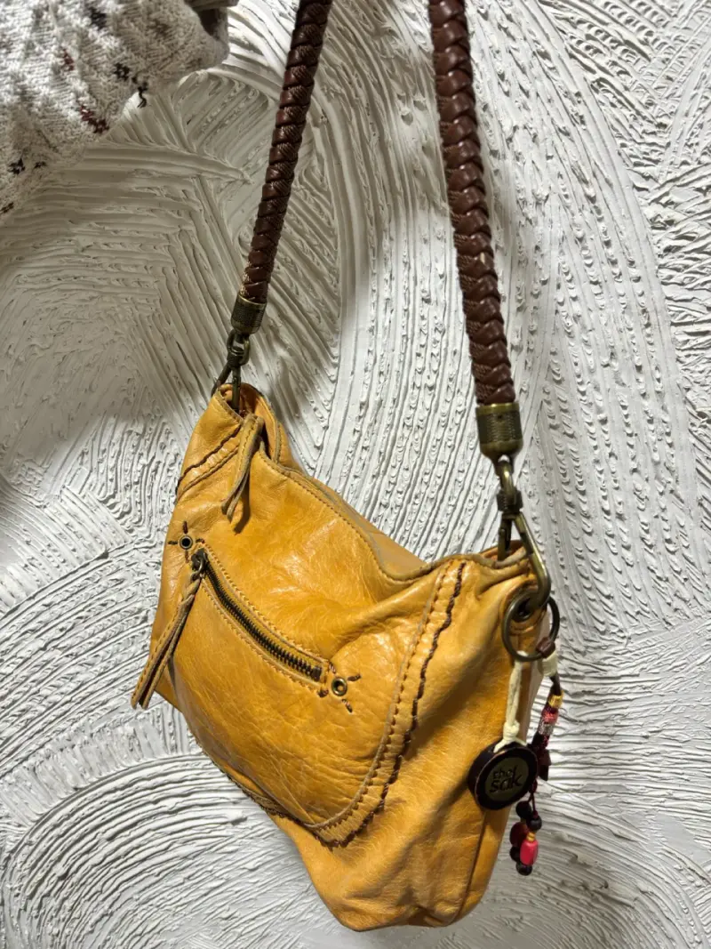 Bolso de cuero amarillo con asa trenzada - 1