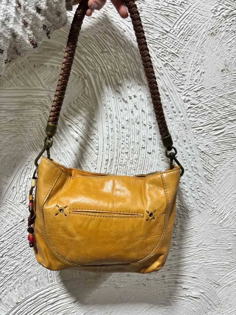 Bolso de cuero amarillo con asa trenzada - 2