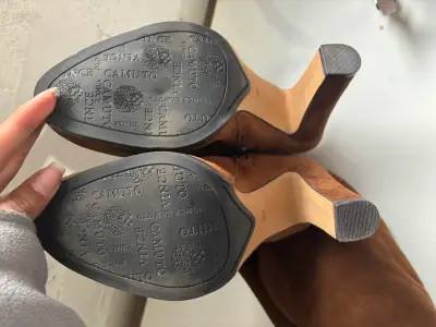 Botas altas de gamuza marrón con tacón - miniatura 3