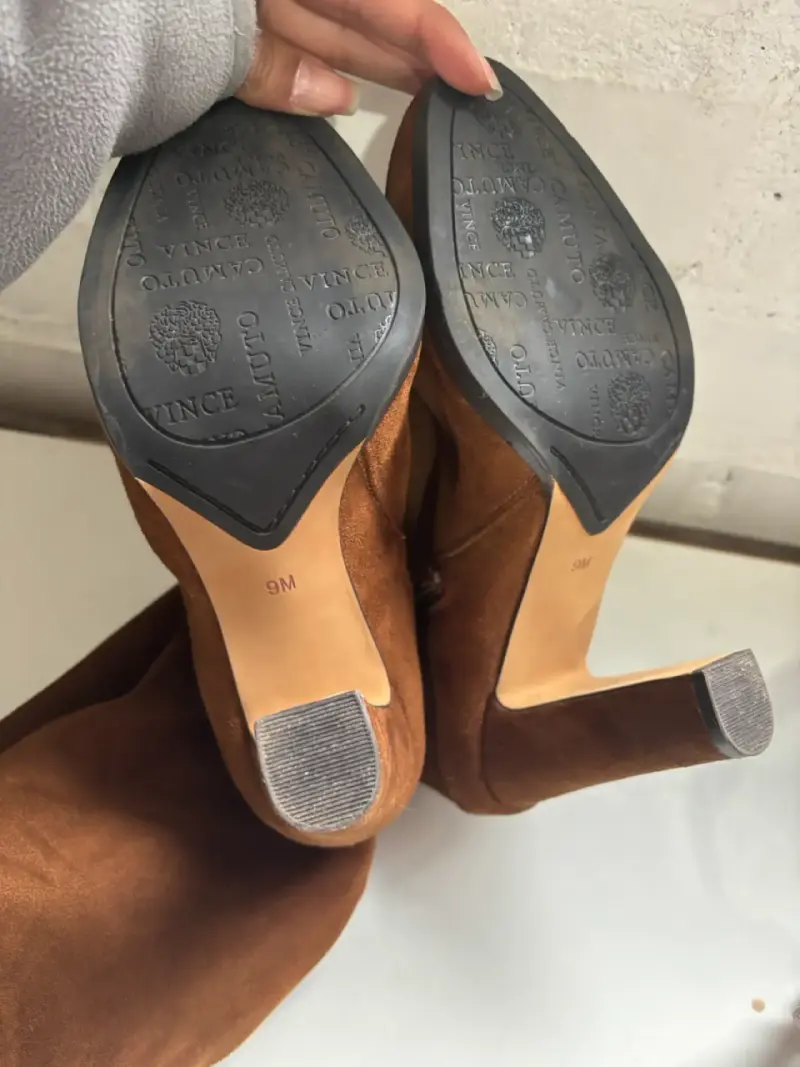 Botas altas de gamuza marrón con tacón - 4