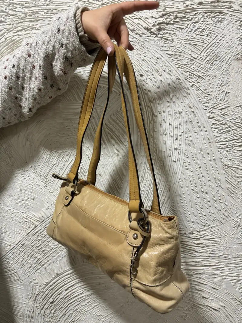 Bolso de cuero beige con asas largas - 1