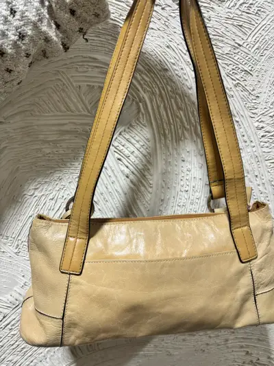Bolso de cuero beige con asas largas - miniatura 2
