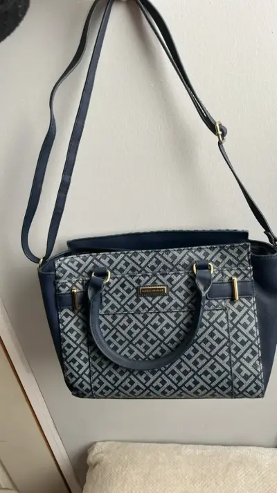 Bolso Tommy Hilfiger azul con diseño geométrico - miniatura 2