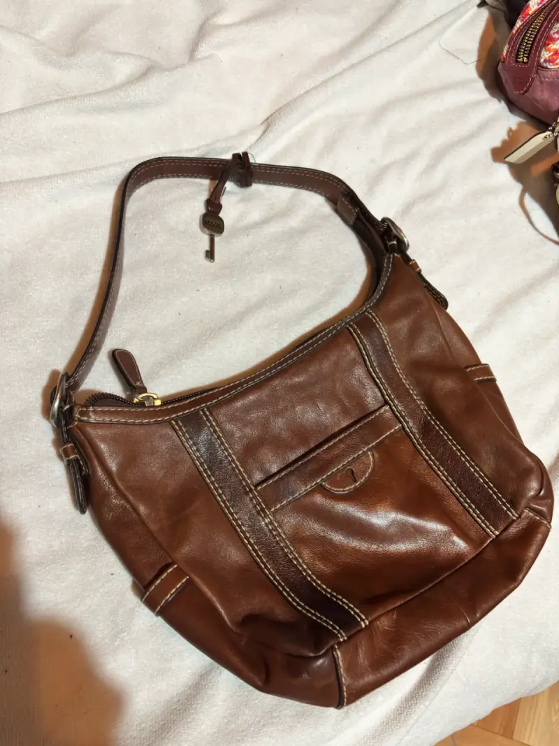 Bolso de cuero marrón con cierre - 1