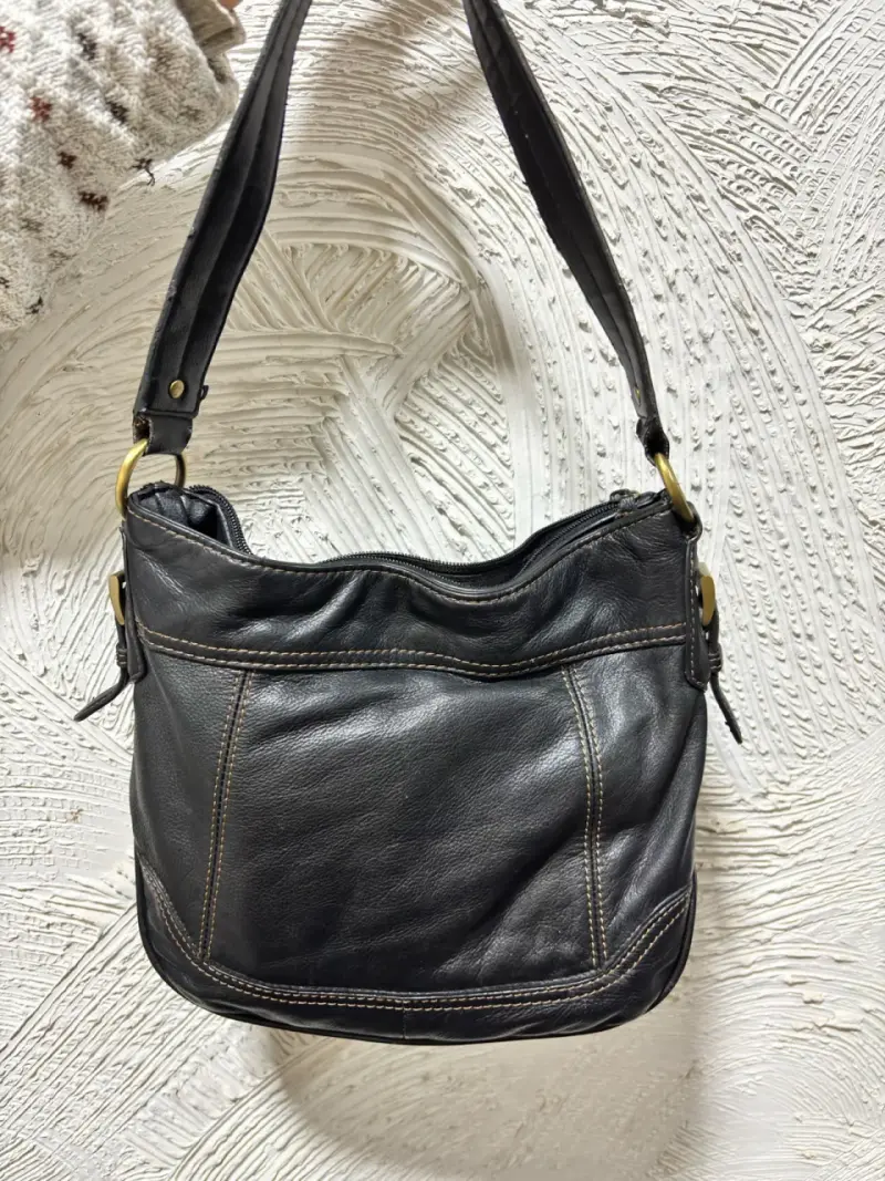 Bolso de cuero negro con correa ajustable - 1