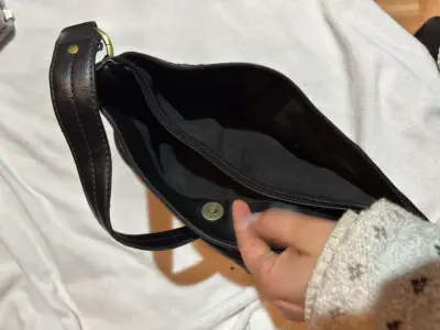 Bolso de cuero negro con correa ajustable - miniatura 3