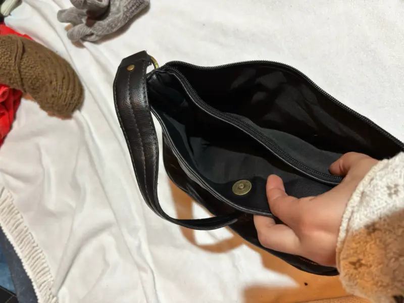 Bolso de cuero negro con correa ajustable - 4
