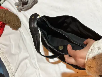 Bolso de cuero negro con correa ajustable - miniatura 4