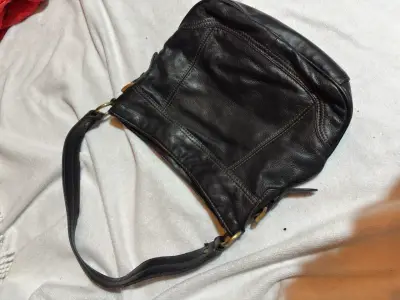 Bolso de cuero negro con correa ajustable - miniatura 5