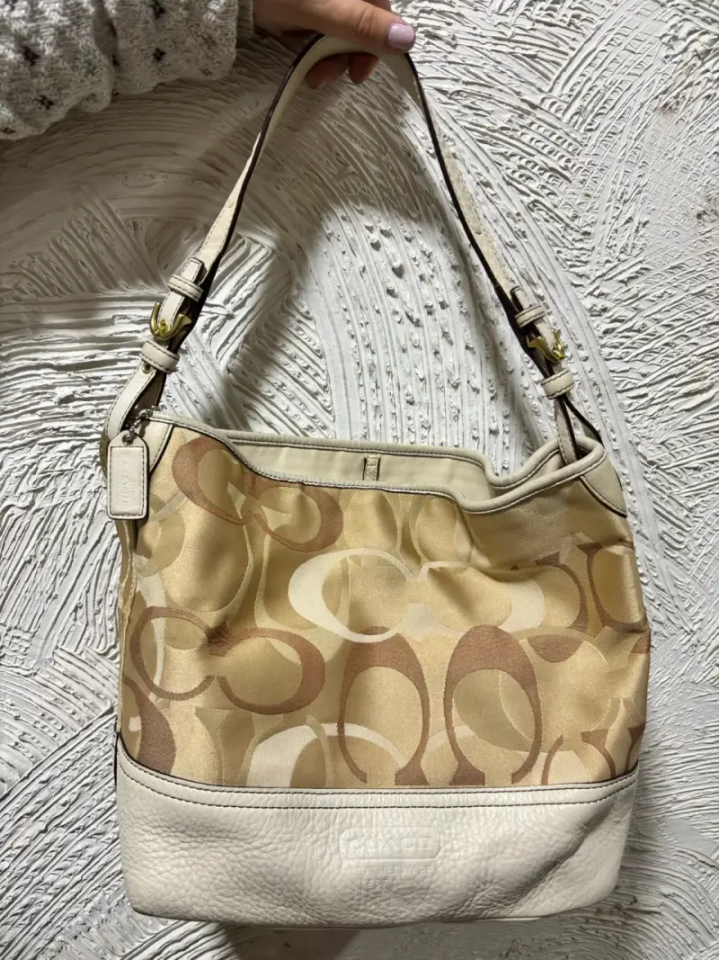 Bolso Coach beige con diseño clásico - 1