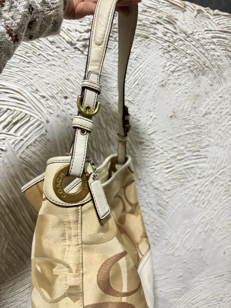 Bolso Coach beige con diseño clásico - 2