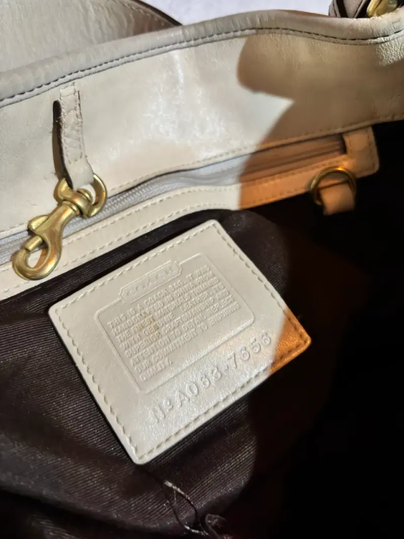 Bolso Coach beige con diseño clásico - 3