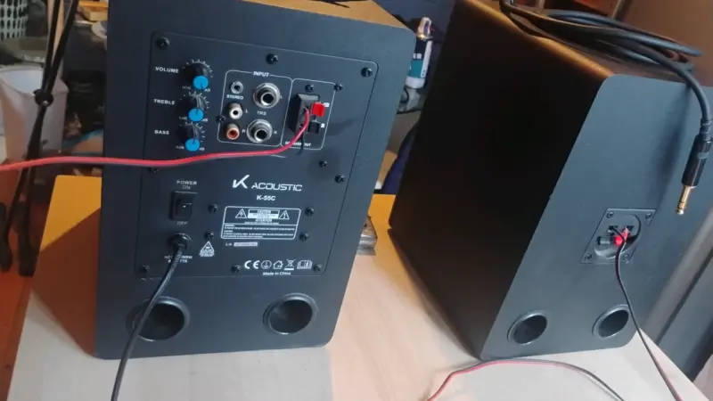Parlantes de estudio con cables incluidos - 2