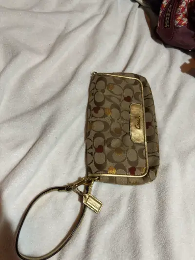 Cartera de mano Coach beige con dorado - miniatura 1