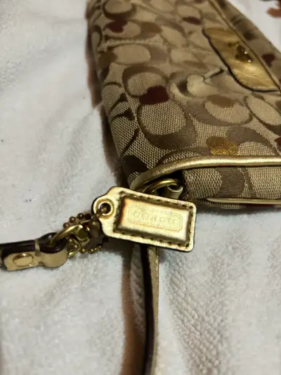 Cartera de mano Coach beige con dorado - miniatura 2
