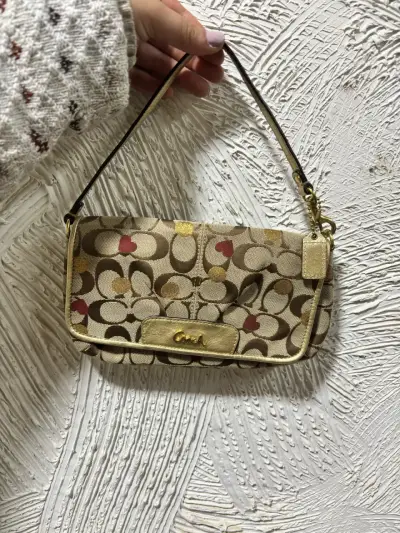 Cartera de mano Coach beige con dorado - miniatura 3