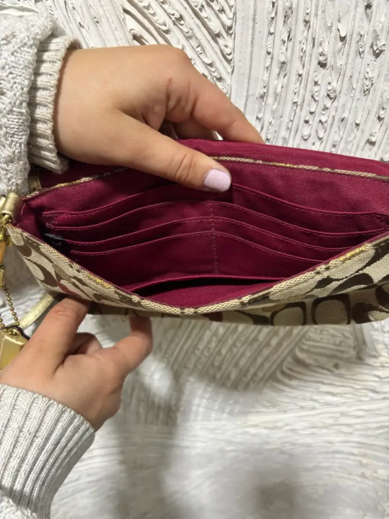 Cartera de mano Coach beige con dorado - 5