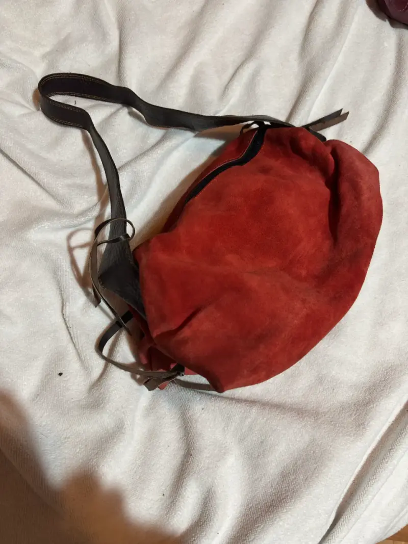 Bolso de gamuza rojo con correa ajustable - 1