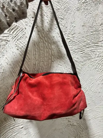 Bolso de gamuza rojo con correa ajustable - miniatura 2