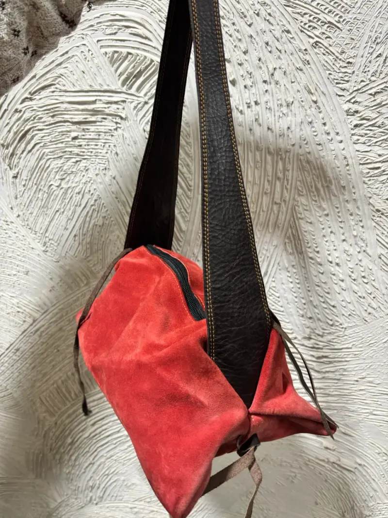 Bolso de gamuza rojo con correa ajustable - 3