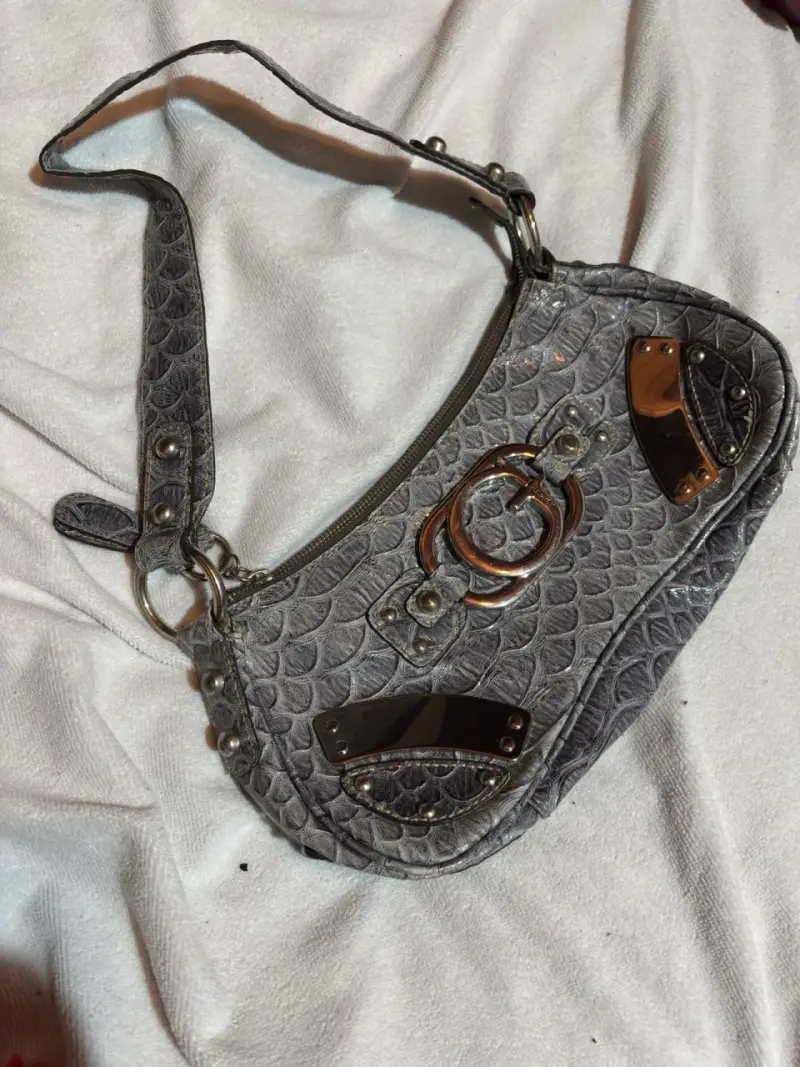Cartera de cuero gris con diseño elegante - 1