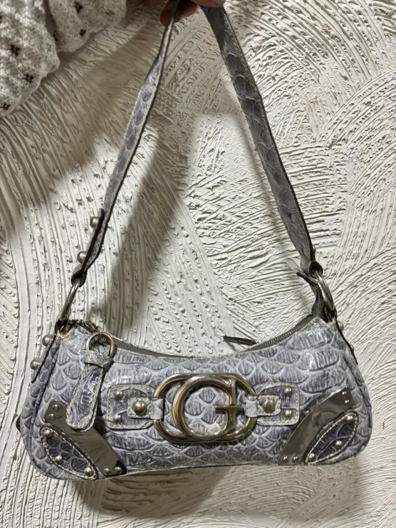Cartera de cuero gris con diseño elegante - 2