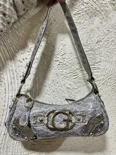 Cartera de cuero gris con diseño elegante - miniatura 2